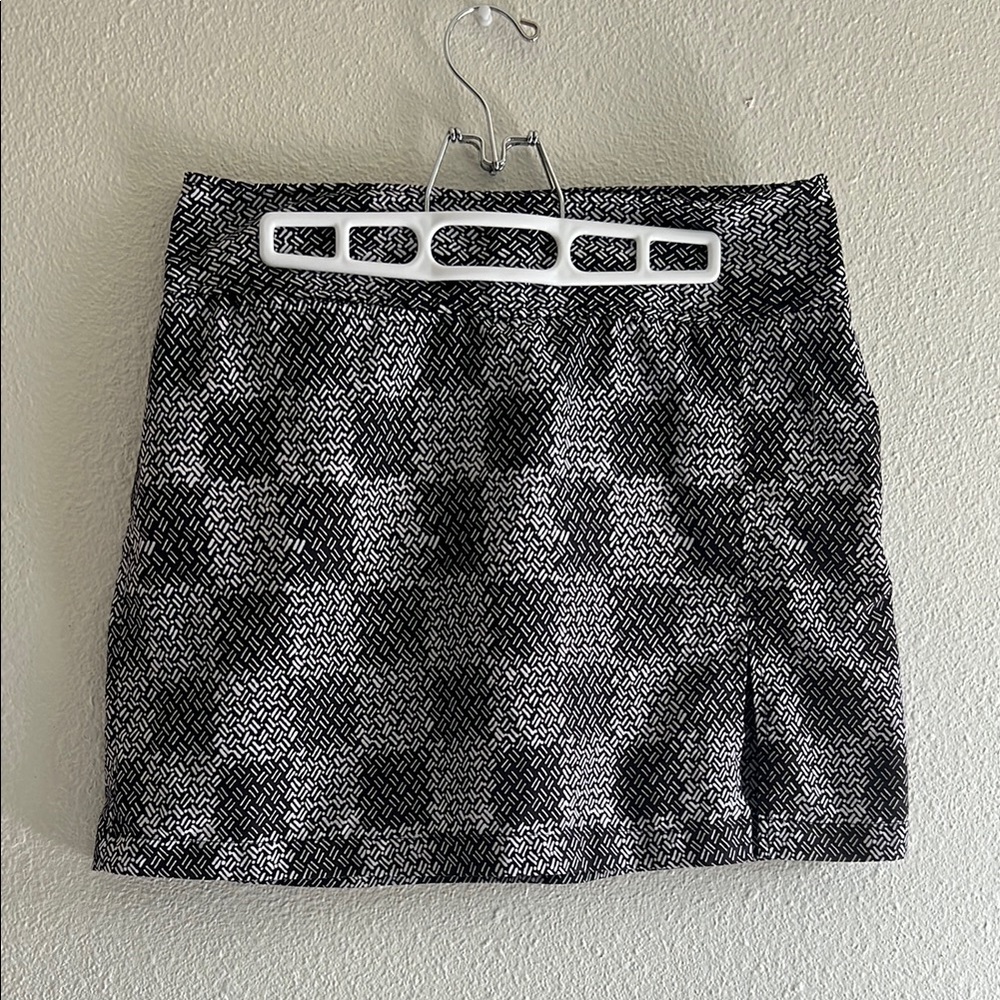 IZOD Golf, Black and White checkered women’s golf skirt/skort size 4